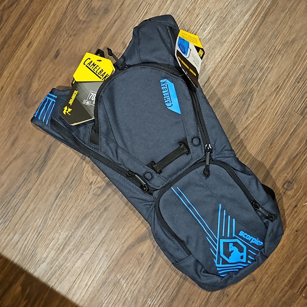 NWT CamelBak Scorpion 70oz/2L Hydration Backpack